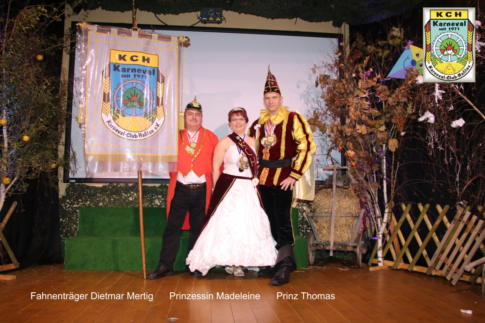 Unser Prinzenpaar: Prinz Thomas mit seiner Prinzessin Madeleine und Fahnenträger None