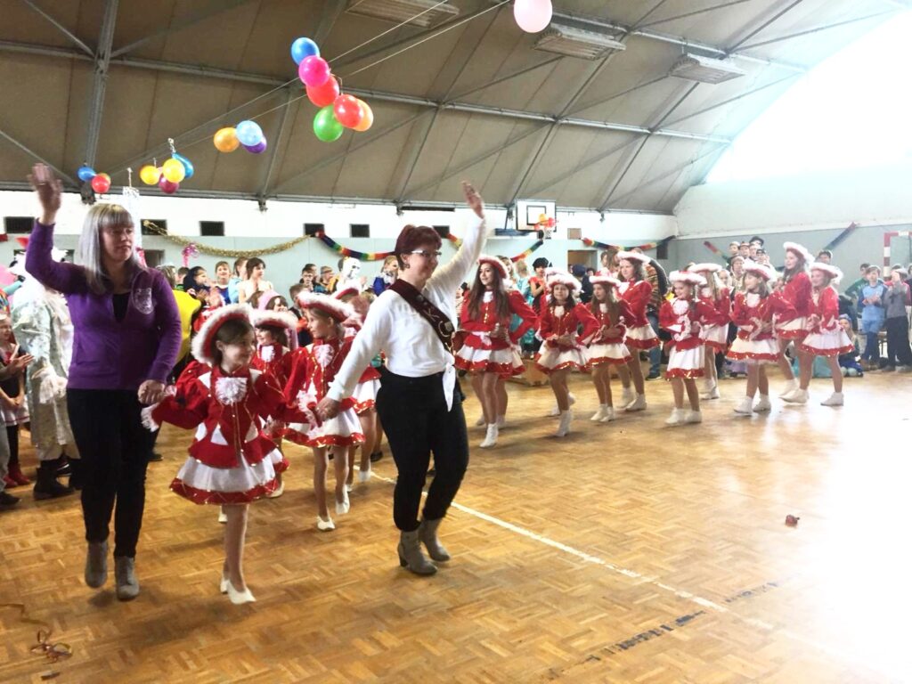 Zum Fasching heute im Hort der Grundschule am Weinberg, sind wir mit den Mini Mäusen, Küken und Kids einmarschiert. Die Kids haben ihren neuen Gardetanz gezeigt.