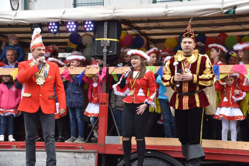 Die Rosenmontagsparty auf dem Obermarkt als Vorprogramm zum Umzug in Döbeln. Oliver Rühle, Moderator